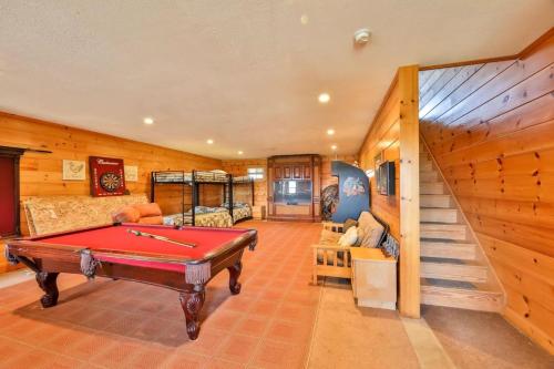 Ein Billardtisch in der Unterkunft Immaculate Mountain Top Cabin