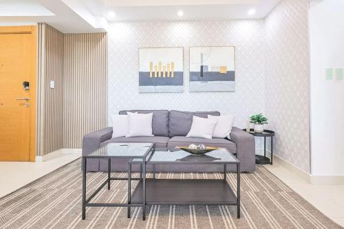 Χώρος καθιστικού στο Cozy City Center 2BD Condo,