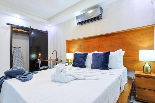 Ένα ή περισσότερα κρεβάτια σε δωμάτιο στο Cozy City Center 2BD Condo,