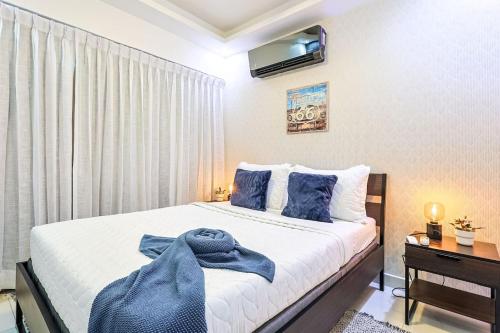 Ένα ή περισσότερα κρεβάτια σε δωμάτιο στο Cozy City Center 2BD Condo,