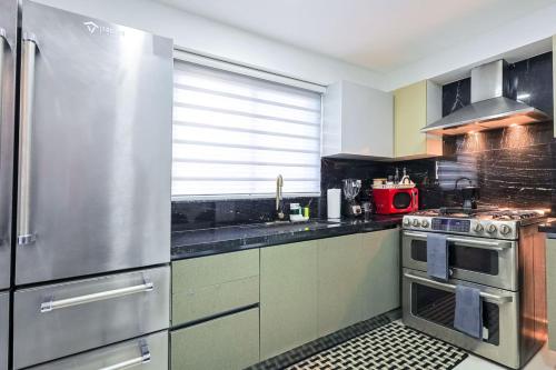 Η κουζίνα ή μικρή κουζίνα στο Cozy City Center 2BD Condo,