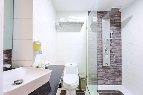 Ένα μπάνιο στο Cozy City Center 2BD Condo,
