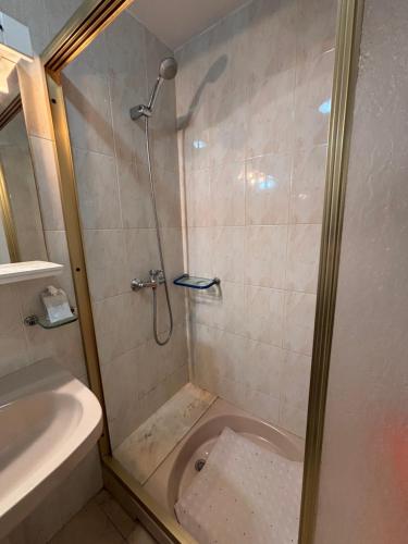 a shower with a glass door in a bathroom at Enjoy Sanxenxo,200m Playa, Balcón Vistas Cíes, Piscina & Terraza Azotea,2 plazas Garaje, 2 Baños, Muy Luminoso, Muy Tranquilo,Muy Equipado, Céntrico in Sanxenxo