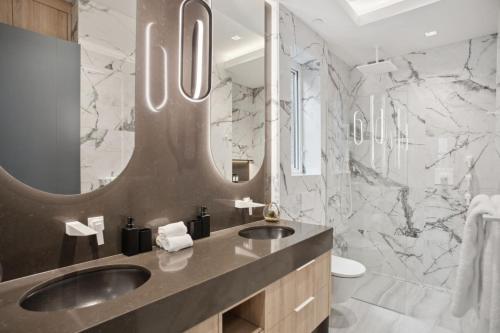 Afbeelding uit fotogalerij van Luxury Downtown Vancouver Home Near Sunset Beach with Parking in Vancouver