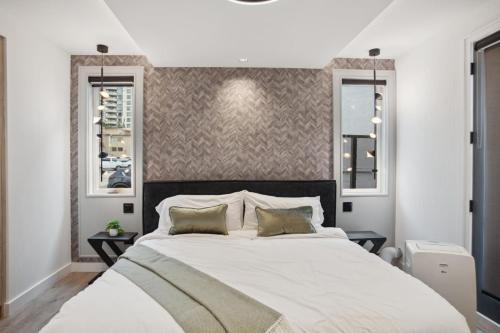 Postel nebo postele na pokoji v ubytování Luxury Downtown Vancouver Home Near Sunset Beach with Parking