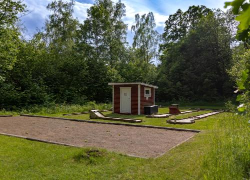 a small shed in the middle of a yard at Hjärnarp in Hjärnarp