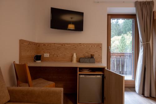 Kuchyň nebo kuchyňský kout v ubytování SAN PIETRO DOLOMITI Small Budget Hotel