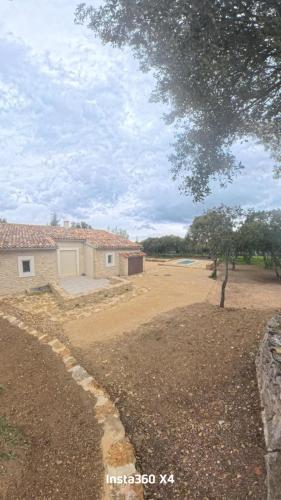 une maison au milieu d'une cour de terre dans l'établissement Cabanon en Lubéron, à Bonnieux