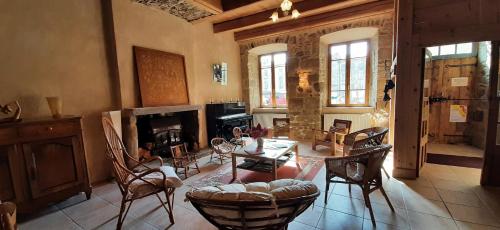 un salon avec une table et des chaises dans l'établissement Le Clos de l'Atre, à La Chaise-Dieu