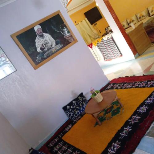 a room with a picture of a man on the wall at Maison d'hôtes Moussem des fiançailles in Imilchil