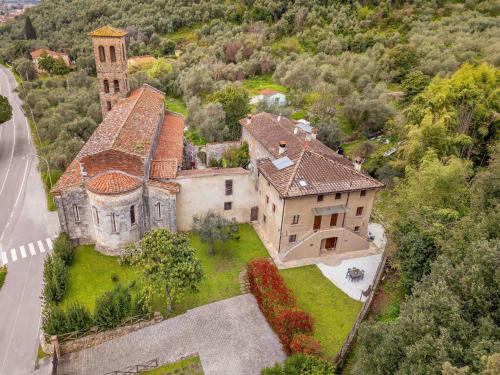 an aerial view of a house with a church at Pio Bove Rooms in Pietrasanta