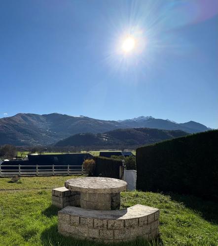 Photo de la galerie de l'établissement Villa avec piscine face aux Pyrénées, à Ayzac-Ost