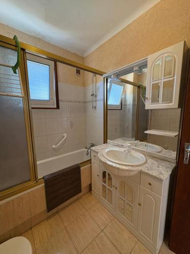 Photo de la galerie de l'établissement Villa avec piscine face aux Pyrénées, à Ayzac-Ost