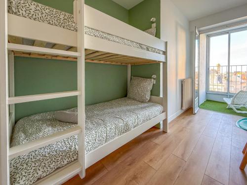 - une chambre avec des lits superposés dans l'établissement Grand appartement lumineux avec vue imprenable sur la baie des Sables d'Olonne - 5 personnes, à Les Sables-dʼOlonne