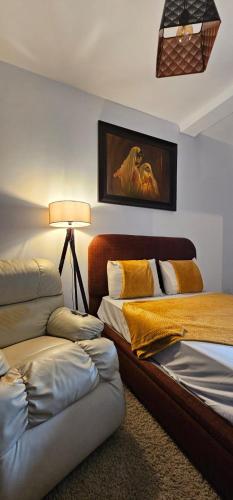 a bedroom with two beds and a lamp and a painting at Apprtoment 70m in Hajreien