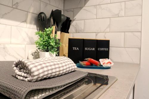 eine Küchentheke mit einem Handtuch auf dem Herd in der Unterkunft Modern Serviced Apartments Steps From Gloucester Quays in Gloucester