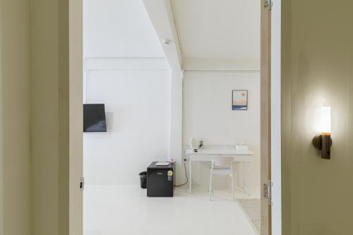 Μια τηλεόραση ή/και κέντρο ψυχαγωγίας στο A Townhouse 100m from BTS Bangchak