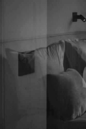 a black and white photo of a bed in a room at Au Porte Bonheur in Zwalm