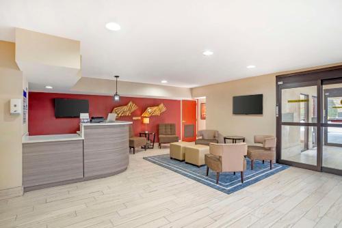 a lobby with a bar and a living room at Best Western Gardendale in Gardendale