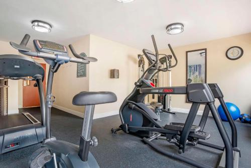a gym with two exercise bikes in a room at Best Western Gardendale in Gardendale