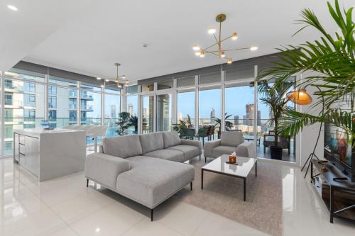 Full Sea View & Dubai Skyline - 4BR LUX Beachfront