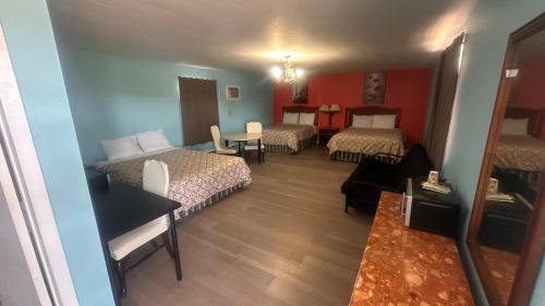 Ένα ή περισσότερα κρεβάτια σε δωμάτιο στο Colonial Motel