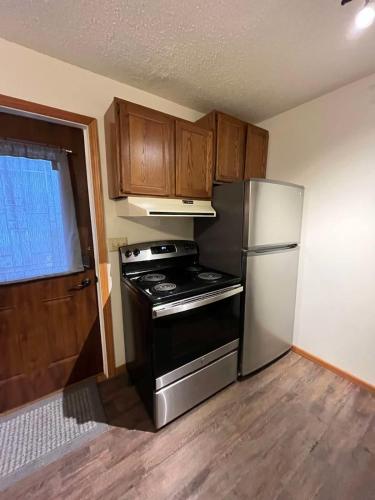 una cocina con estufa y refrigerador en Tomah Apartment - 201 E Veterans Unit J, en Tomah