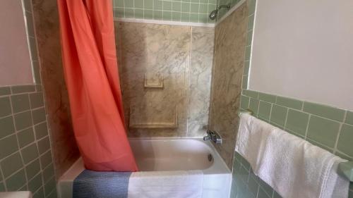 Ένα μπάνιο στο Colonial Motel