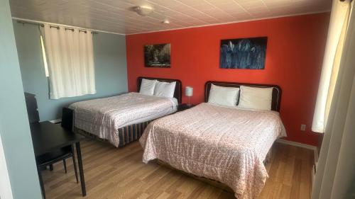 Ένα ή περισσότερα κρεβάτια σε δωμάτιο στο Colonial Motel