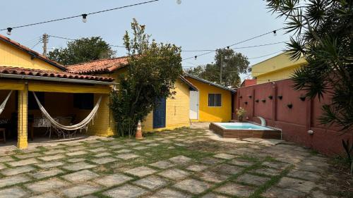 a backyard of a house with a hammock at Hospedagem do Iago in Cabo Frio