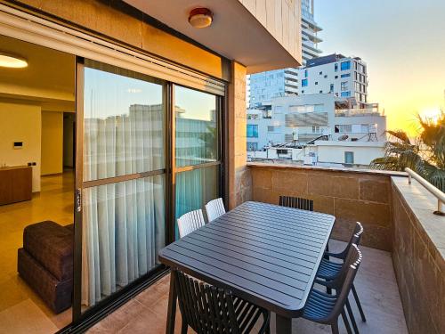 Upscale Family Home with Balcony, Parking next to Beach by FeelHome