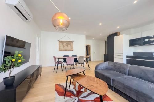 un salon avec un canapé et une table dans l'établissement #HU Le Coeur Lorraine City centerStation T3, à Grenoble