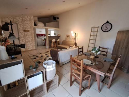 Photo de la galerie de l'établissement Studio cosy avec jardin, à Jonquières