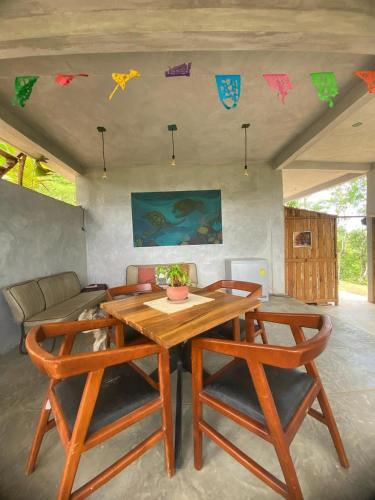 Ein Sitzbereich in der Unterkunft Bajo Las Estrellas Eco Glamping