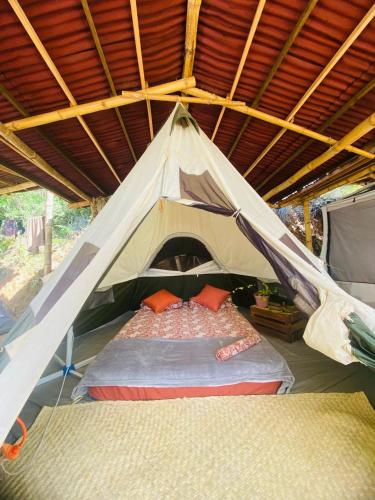 Ein Bett oder Betten in einem Zimmer der Unterkunft Bajo Las Estrellas Eco Glamping