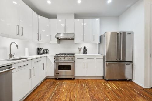 Køkken eller tekøkken på Massive SoHo Loft 4 Bedrooms 2 Bath 7 Beds