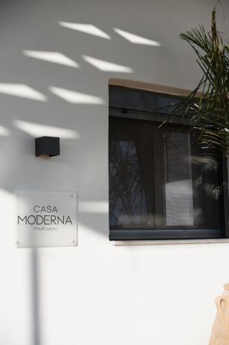 a sign that says casa mochifera on a building at Casa Moderna in Fourfourás