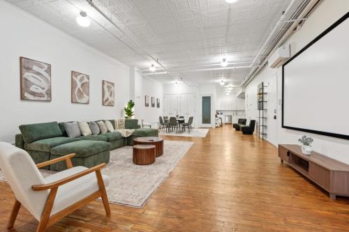 Et opholdsområde på Massive SoHo Loft 4 Bedrooms 2 Bath 7 Beds