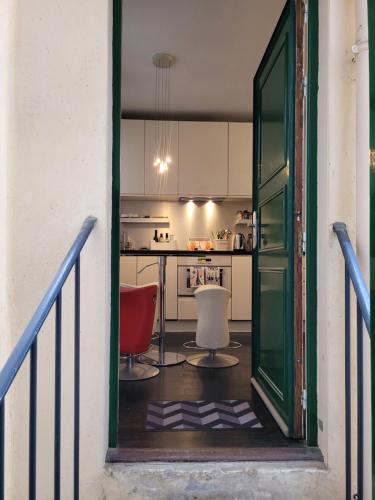 - une porte ouverte menant à une cuisine avec une table et des chaises dans l'établissement Studio calme proche Montmartre et Batignolles - Metro 13 et 14, à Paris