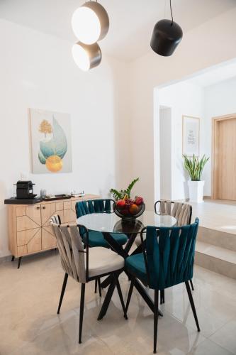 a dining room with a glass table and chairs at Casa Moderna in Fourfourás