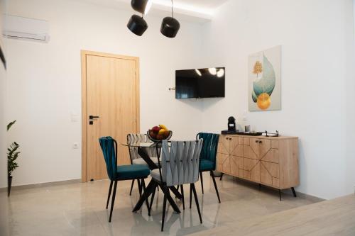 a dining room with a table and blue chairs at Casa Moderna in Fourfourás