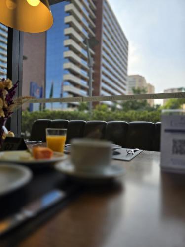 サン・カエタノ・ド・スルにあるQuality Hotel São Caetanoの食べ物と飲み物の盛り合わせが付いたテーブル