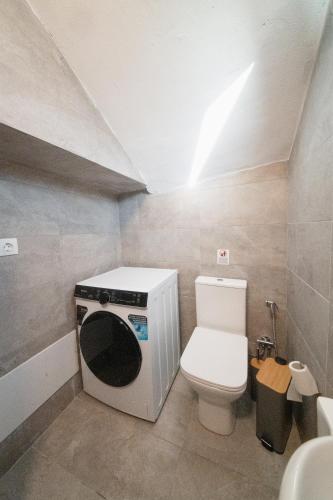 a small bathroom with a toilet and a sink at Casa Moderna in Fourfourás