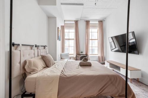 En eller flere senge i et værelse på Massive SoHo Loft 4 Bedrooms 2 Bath 7 Beds