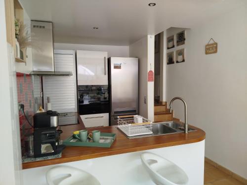 une cuisine avec un évier et un plan de travail dans l'établissement La plage en toile de fond!, à Trouville-sur-Mer