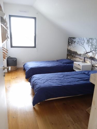 - une chambre avec 2 lits bleus et une fenêtre dans l'établissement Maison bohème chic, Saint-Pair sur mer, 7 pers, 15 mn à pieds de la plage, navette gratuite, à Saint-Pair-sur-Mer