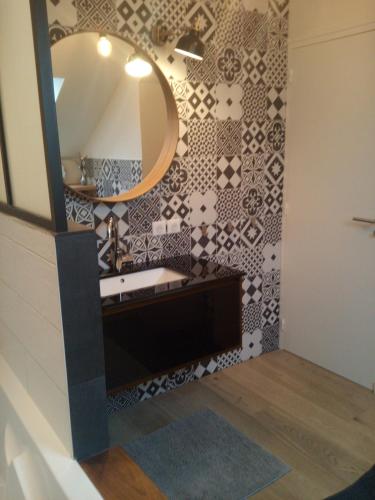 une salle de bain avec un lavabo et un miroir dans l'établissement Maison bohème chic, Saint-Pair sur mer, 7 pers, 15 mn à pieds de la plage, navette gratuite, à Saint-Pair-sur-Mer