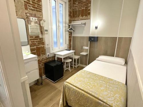 Ένα ή περισσότερα κρεβάτια σε δωμάτιο στο Hostal Madrid