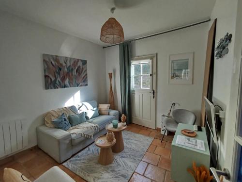 un salon avec un canapé et une table dans l'établissement La plage en toile de fond!, à Trouville-sur-Mer