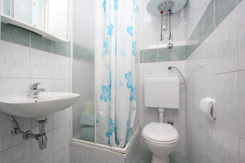 Vonios kambarys apgyvendinimo įstaigoje Apartments and Rooms Vesna Novalja